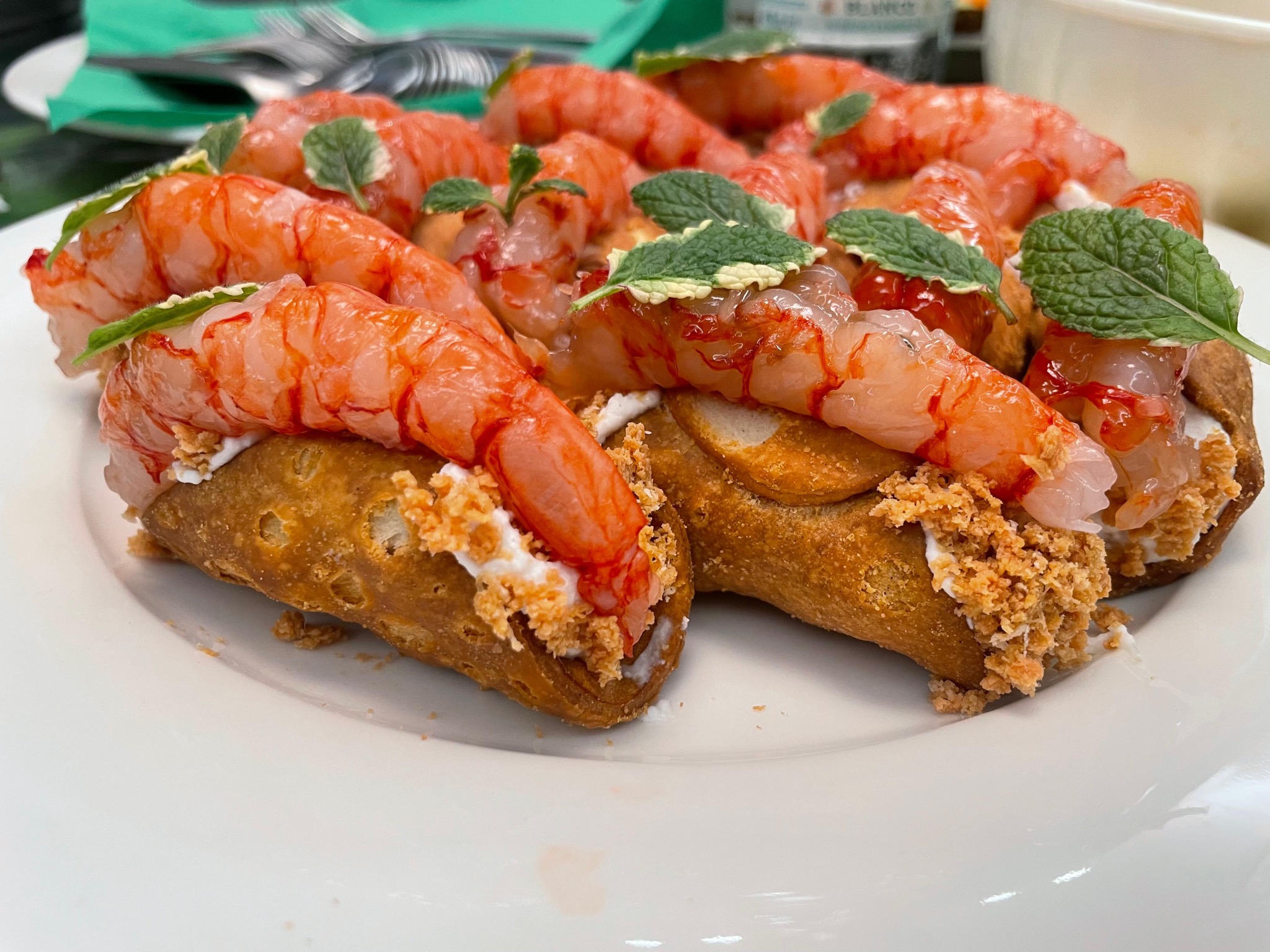 Cannoli with red prawns and mint
