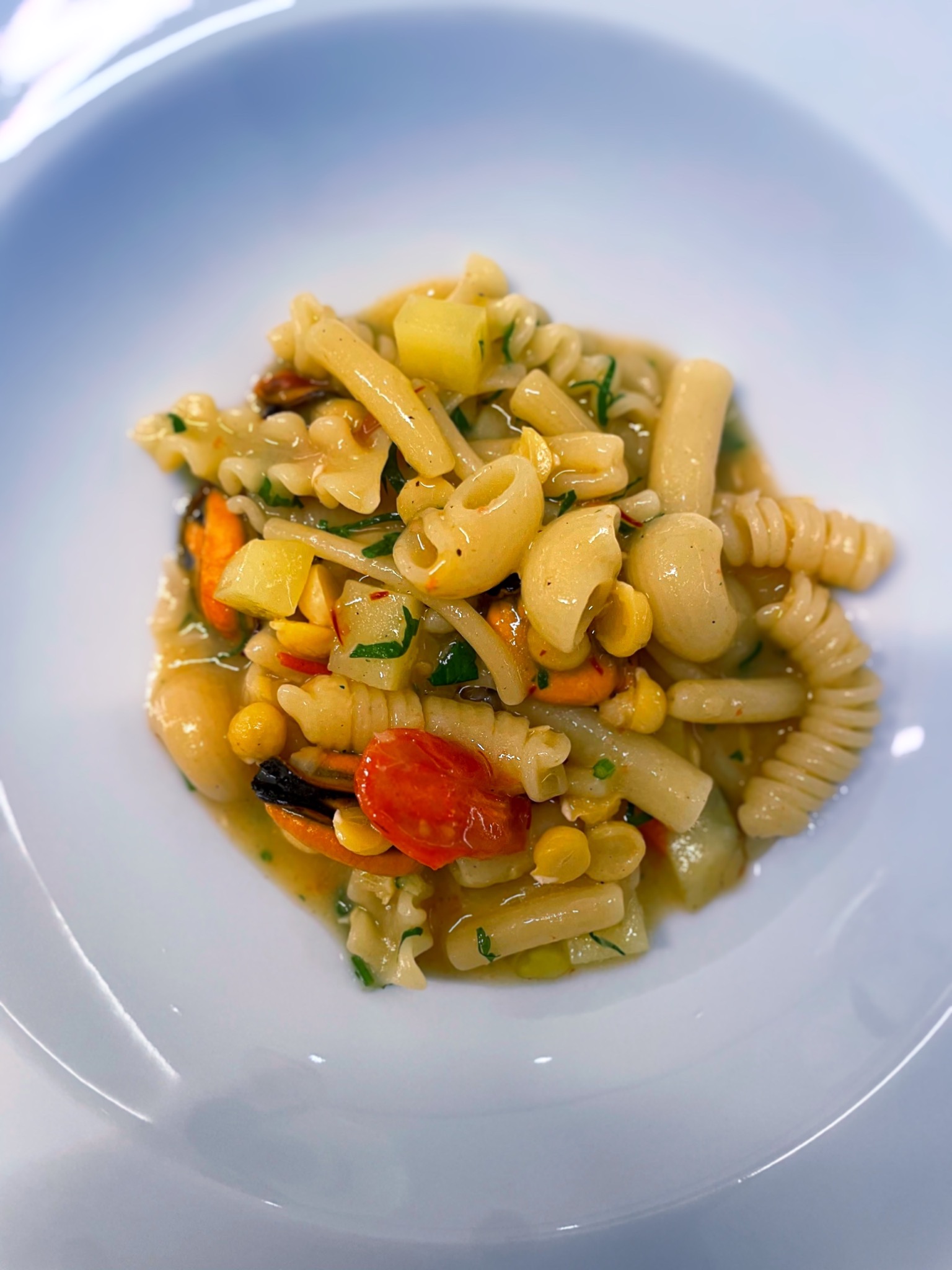 Mixed pasta with mussels and cherry tomatoes