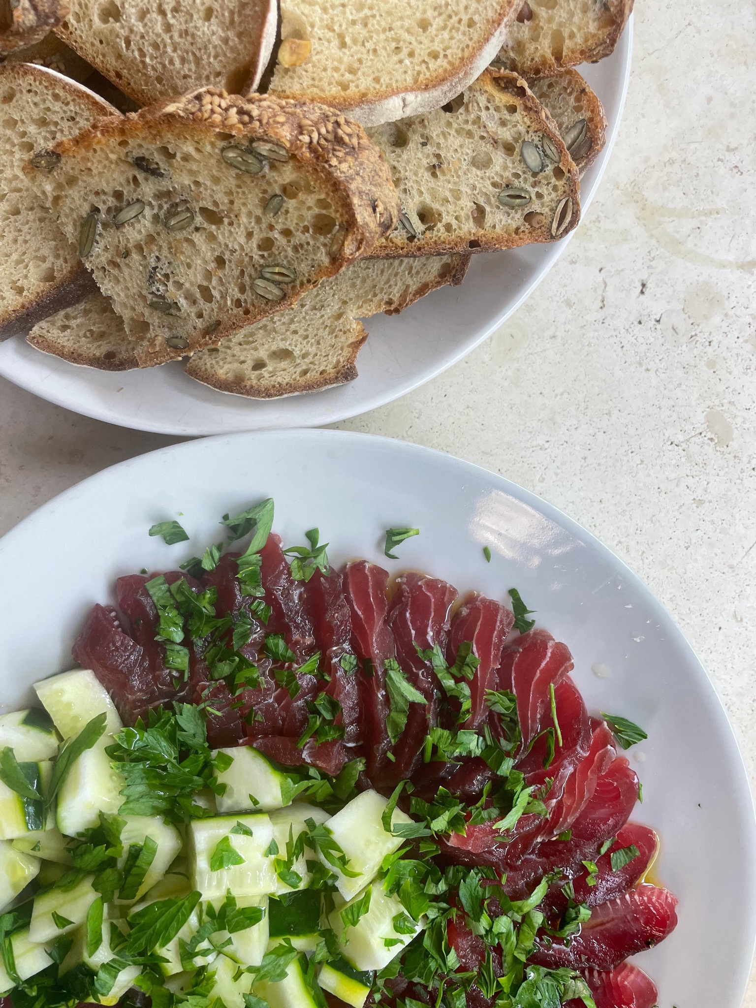 Tuna carpaccio with zucchini and artisan bread