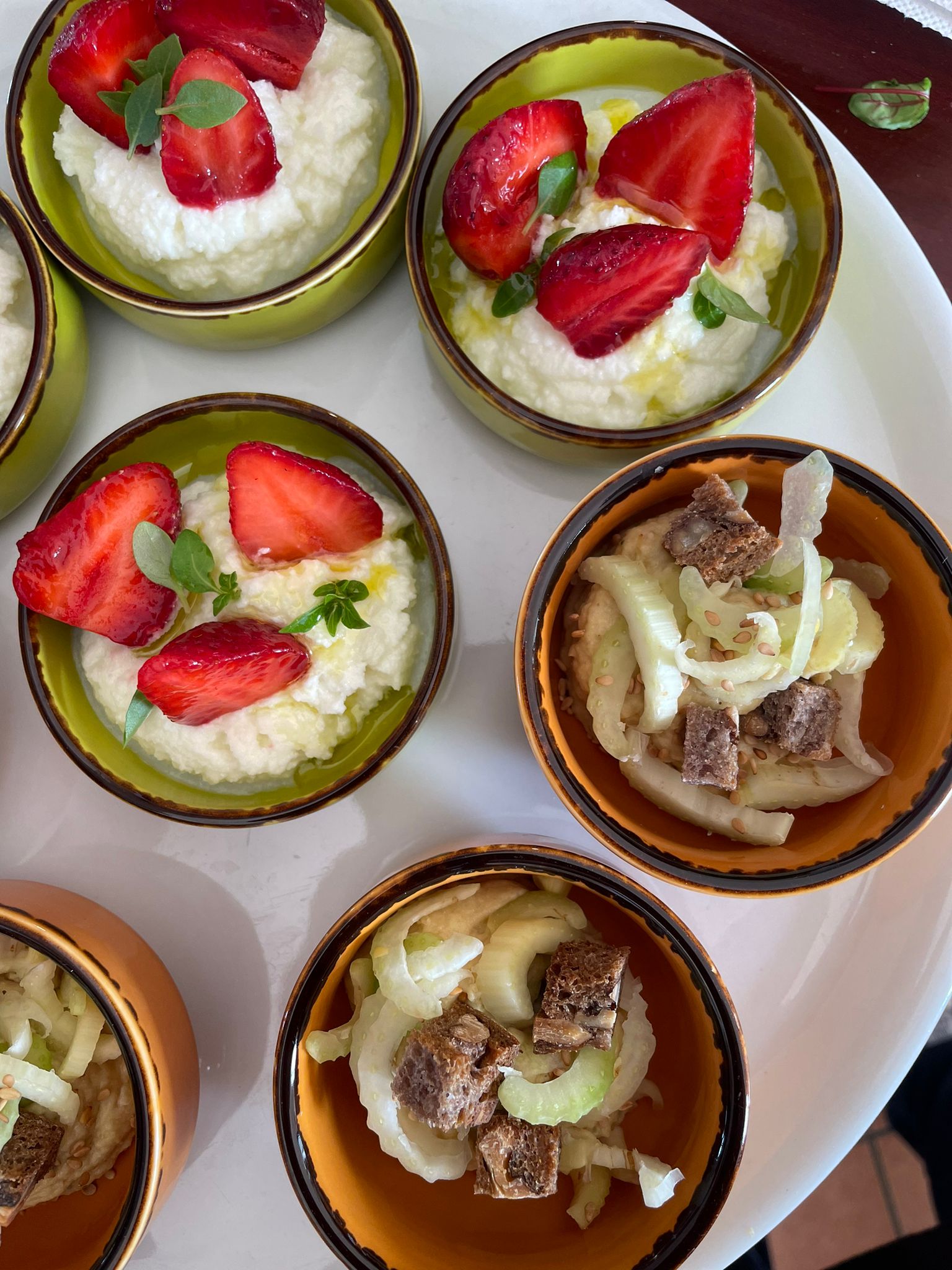 Ricotta with strawberries and fennel salad